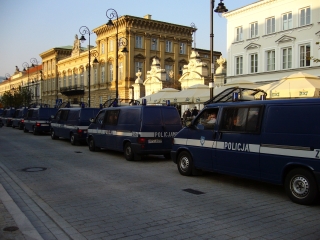 furgonetki policyjne na Krakowskim Przedmieściu